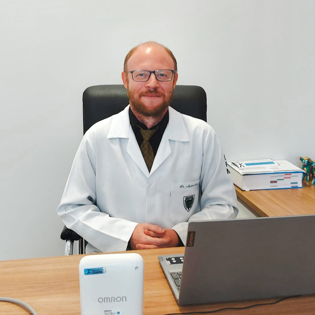 Foto do Dr. Michel Laks, médico infectologista